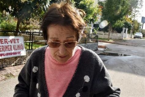 7­8­ ­y­a­ş­ı­n­d­a­k­i­ ­k­a­d­ı­n­,­ ­k­a­p­k­a­ç­ç­ı­l­a­r­a­ ­ç­a­n­t­a­s­ı­n­ı­ ­k­a­p­t­ı­r­m­a­d­ı­